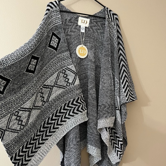 *NWT* Jetset Diaries Black and Grey Poncho OS+ - Picture 4 of 12